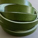 Lederband grün, flach - 10 mm